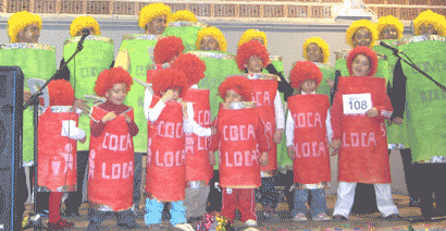 Carnaval en Otura 2008; grupo ganador (mucha lata de cola y de cerveza)