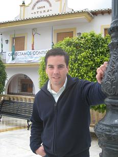 Ignacio Pérez Cabrera (PP) frente a la fachada del Ayuntamiento de Otura